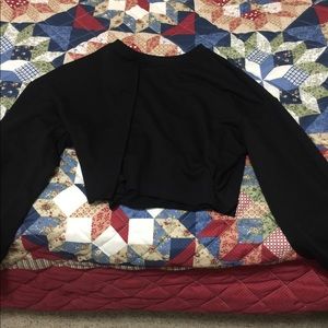 Black long-sleeve crop top